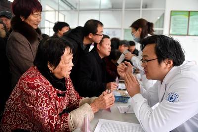 东阳“三八”节送健康进小区